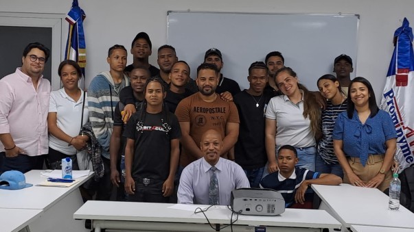 2 Expositor Durante Capacitacion 2 Expositor Durante Capacitacion