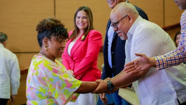 Beneficiaria Saludando Las Autoridades Beneficiaria Saludando Las Autoridades