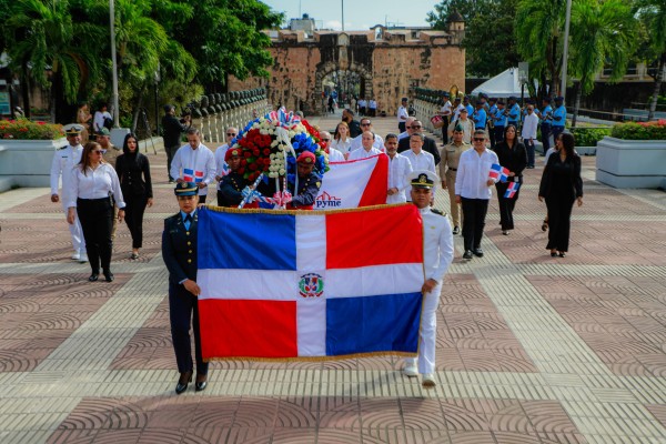 Camino A Depositar Ofrenda Floral Camino A Depositar Ofrenda Floral