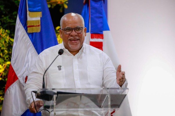 DIRECTOR DURANTE ENTREGA CREDITO EN LA ROMANA DIRECTOR DURANTE ENTREGA CREDITO EN LA ROMANA