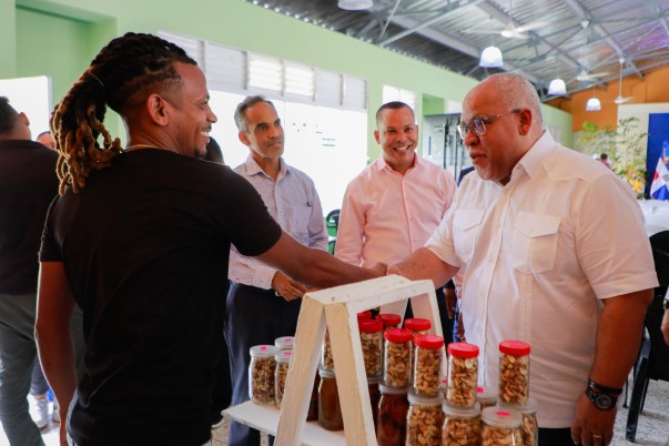 DIRECTOR SALUDA A EMPRENDEDORES DIRECTOR SALUDA A EMPRENDEDORES