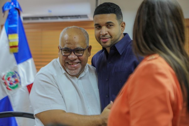 DIRECTOR SALUDA A MINISTRO DIRECTOR SALUDA A MINISTRO