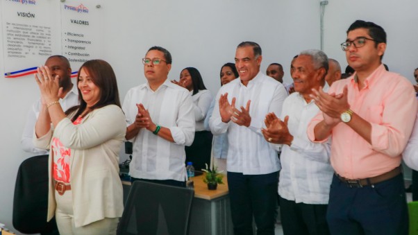 DURANTE INAUGURACION EN SANTIAGO DURANTE INAUGURACION EN SANTIAGO