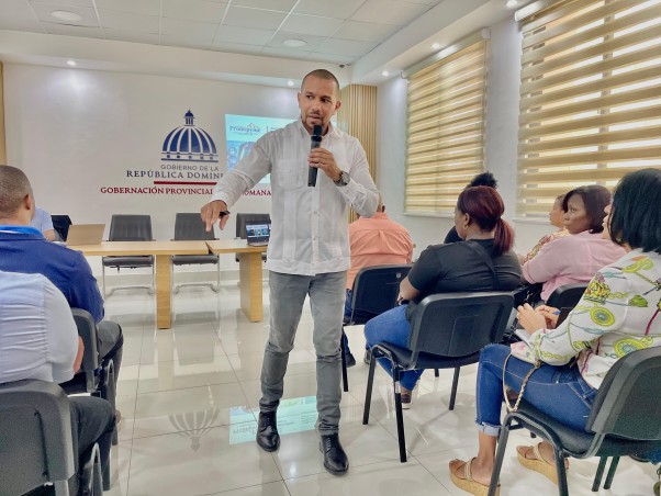 ENNIO IMPARTE TALLER ENNIO IMPARTE TALLER