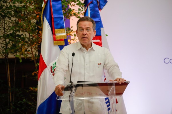 Ito Bisono Junto A Director Fabricio Entregan Credito En Santiago