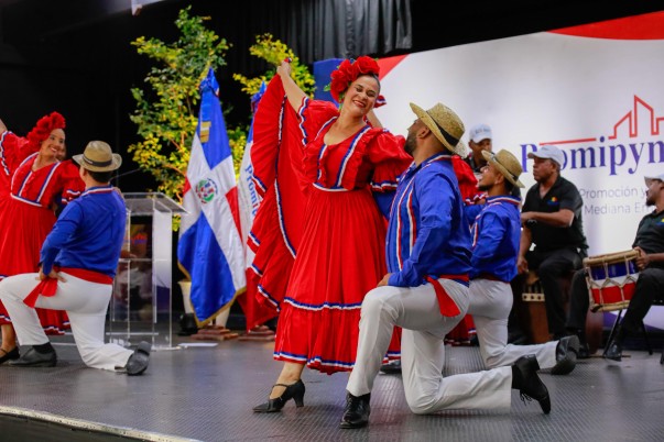 PRESENTACION DE BAILE DURANTE ENTREGA PRESENTACION DE BAILE DURANTE ENTREGA