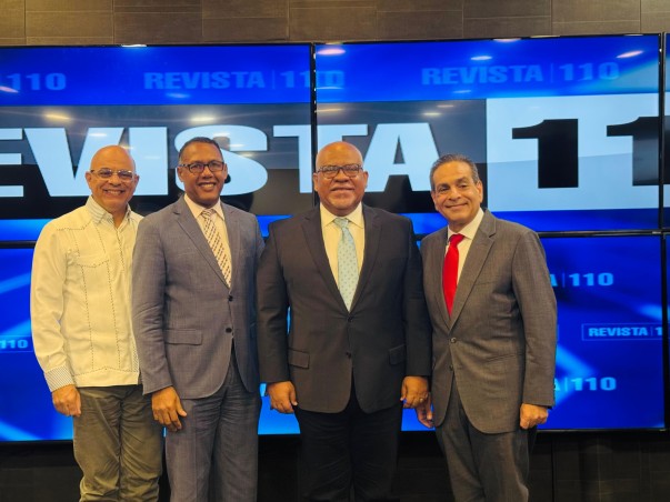 PRESENTADORES DEL PROGRAMA REVISTA 110 Y FABRICIO PRESENTADORES DEL PROGRAMA REVISTA 110 Y FABRICIO