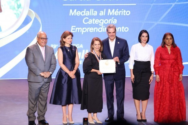 PRESIDENTE ENTREGA MEDALLA PRESIDENTE ENTREGA MEDALLA