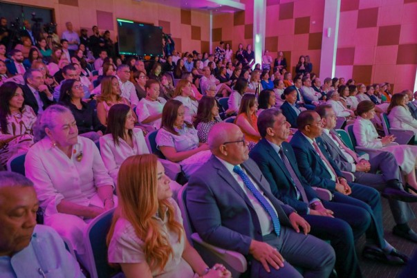 PUBLICO DE ACTO A LA MUJER