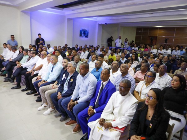 PUBLICO DE LA ENTREAGA VILLA ALTAGRACIA