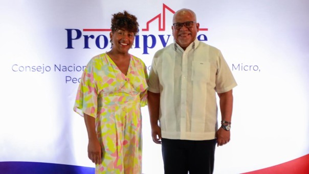 Beneficiaria Durante Entrega Con El Director General Beneficiaria Durante Entrega Con El Director General