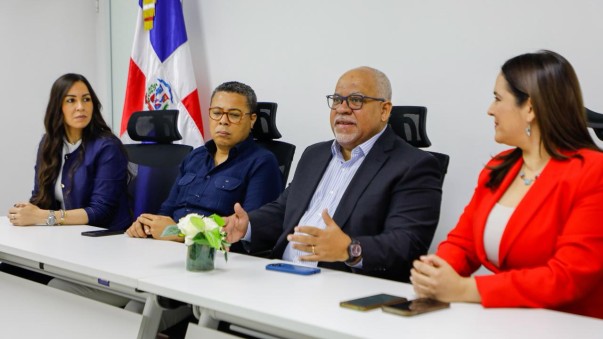 Director Da Palabras De Motivacion Durante Entrega Director Da Palabras De Motivacion Durante Entrega