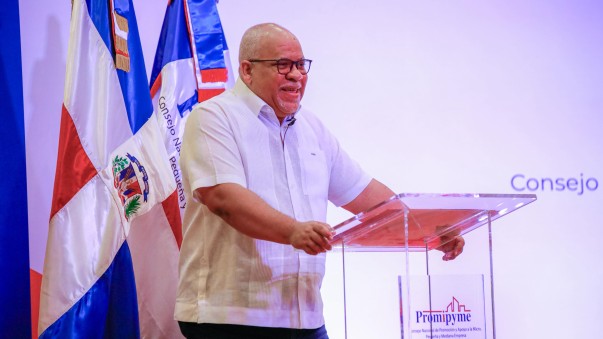 Director En Azua Entregando Prestamos Director En Azua Entregando Prestamos