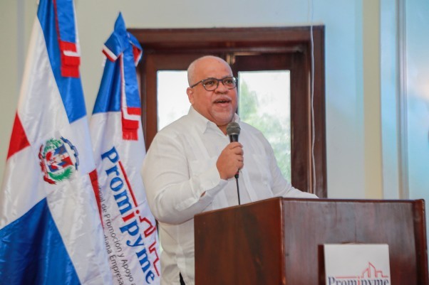 Director Entrega Certificado En San Cristobal Director Entrega Certificado En San Cristobal