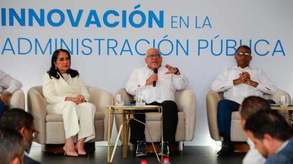 Director Habla De Los Servicios Que Ofrece La Institucion Durante Foro Director Habla De Los Servicios Que Ofrece La Institucion Durante Foro