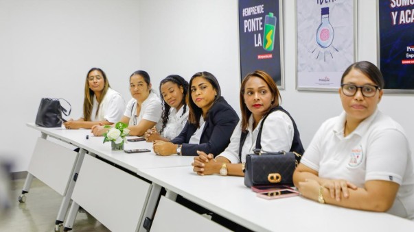 Emprendedoras Recibiendo Certificados Emprendedoras Recibiendo Certificados