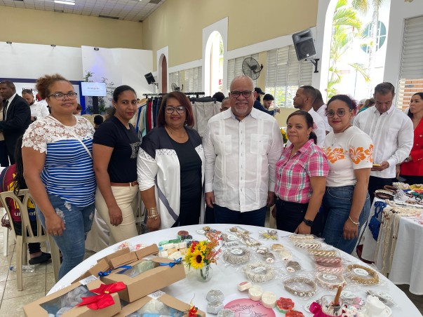 Emprendedores Con Sus Productos Durante Actividad Emprendedores Con Sus Productos Durante Actividad