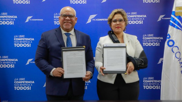 Exhibieno Carpeta De Convenio Durante Firma Exhibieno Carpeta De Convenio Durante Firma