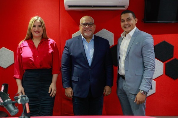 Foto Grupal De Entrevista Radial Foto Grupal De Entrevista Radial