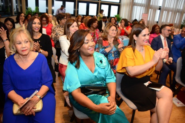 Mujeres Aplauden Liderazo Femenino Durante Acto Mujeres Aplauden Liderazo Femenino Durante Acto