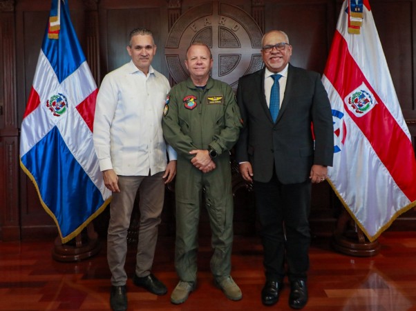 Presente En Reunion El La Fuerza  Aerea