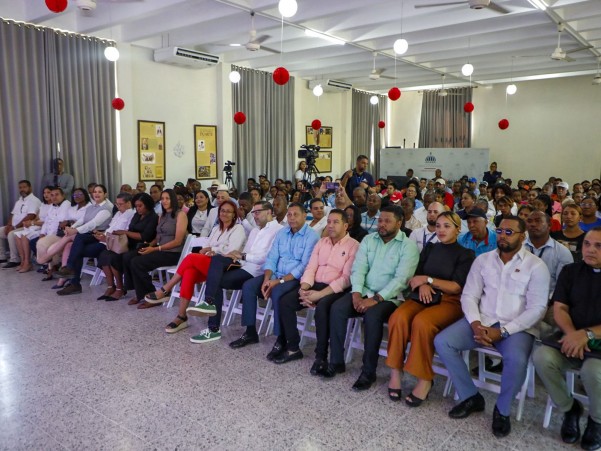 Publico De Samana Durante Entrega Credito