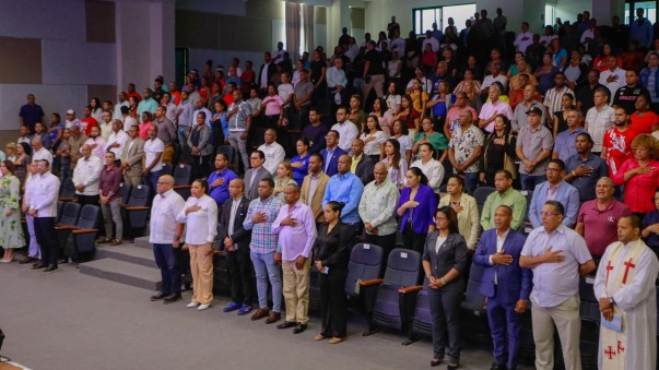 Publico En Entrega De Credito En Azua Publico En Entrega De Credito En Azua