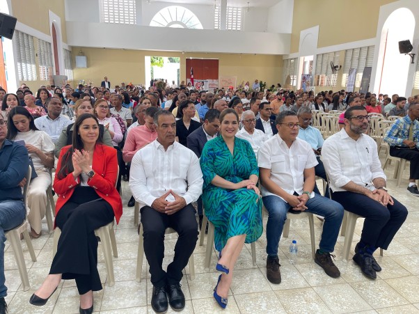 Publico En La Vega Durante Entrega Creditos Publico En La Vega Durante Entrega Creditos