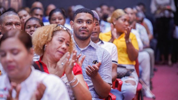Publico Recibe Con Alegria La Entrega De Credito Publico Recibe Con Alegria La Entrega De Credito
